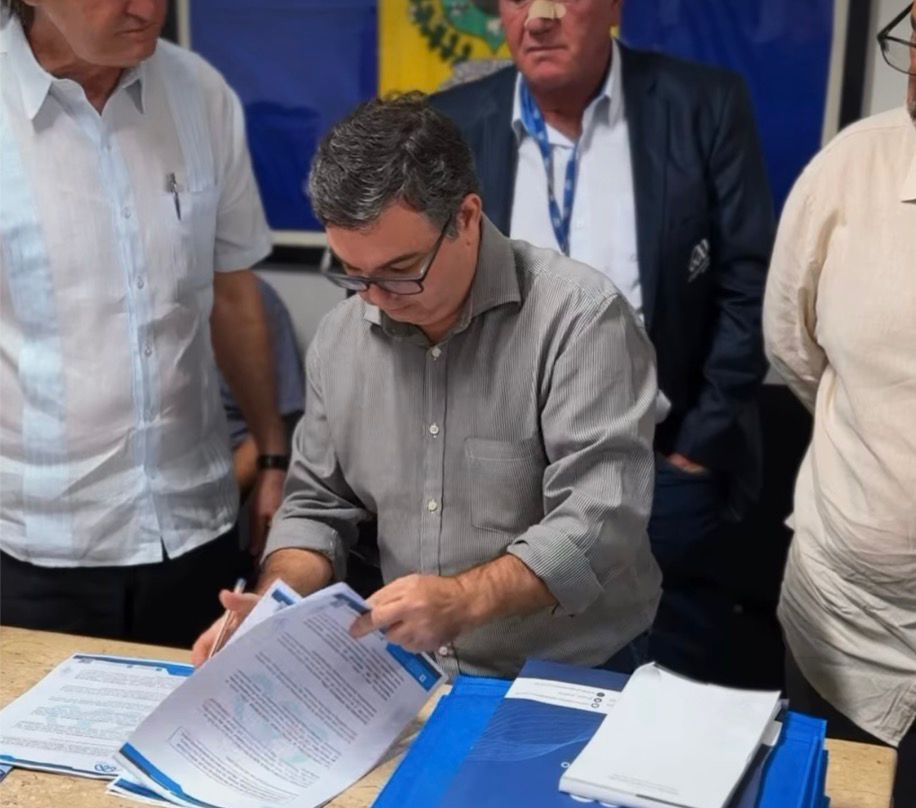 Representante da ADESCC formaliza assinatura do protocolo de início das obras da unidade industrial da Magnésio do Nordeste Ltda em Quixeramobim.