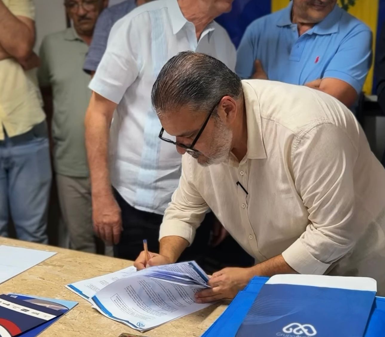 Marcel Levy, Diretor Comercial do Grupo Avelino, assina o protocolo de início das obras da fábrica de peças automotivas em magnésio em Quixeramobim — Sertão Central Cearense.